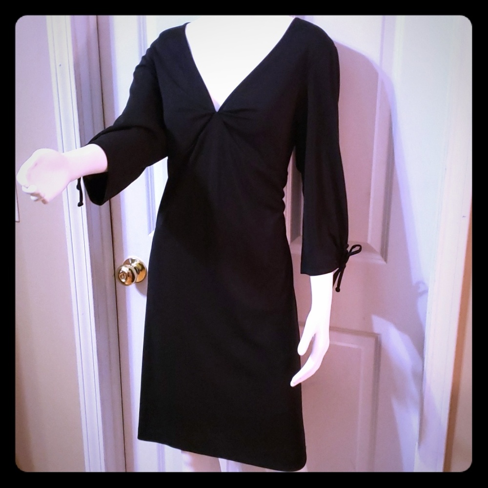 Black slimming keyhole long sleeve dress